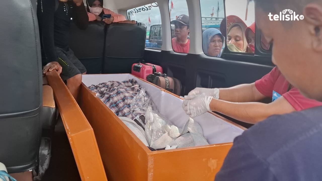 Nampak mayat nelayan sudah berada di mobil ambulans di Pelabuhan Samudera Kendari. Foto: Erni Yanti/Telisik