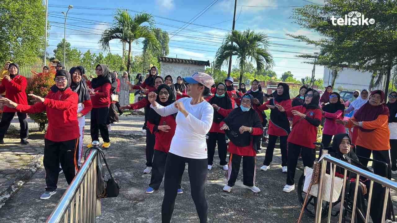 Para lansia sedang melakukan senam pagi bersama di halaman Sentra Meohai Kendari, Rabu (28/5/2025). Foto: Wa Anggun/Telisik