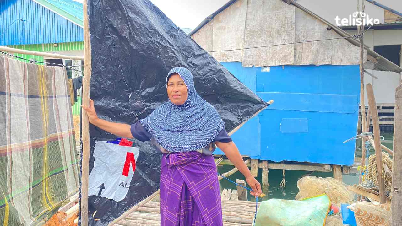Maisa, perempuan tangguh Desa Leppe, Soropia, membuat layar sendiri untuk turun ke laut. Foto: Rara Waode/Telisik