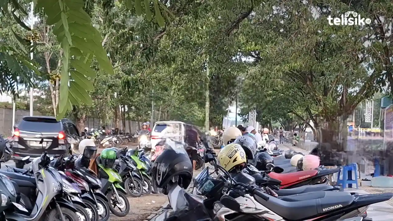 Nampak sejumlah motor terparkir di bahu jalan Kota Kendari. Foto: Erni Yanti/Telisik.