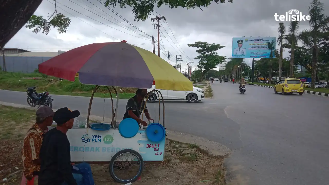 Suyatno sedang melayani pembeli di pinggir Jalan Laode Hadi, Kota Kendari. Foto: Hamlin/Telisik.