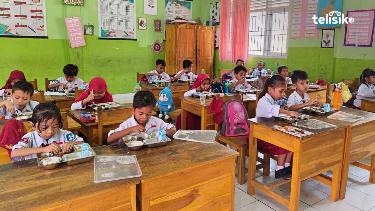 Pelajar SDN 6 Katobu saat menyantap menu MBG, Senin (5/5/2025). Foto: Sunaryo/Telisik