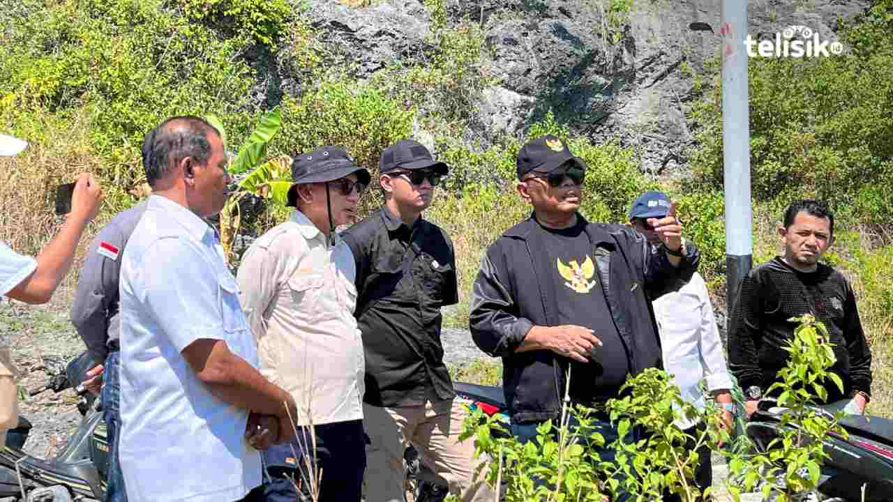 Bupati Buton Selatan, Muhammad Adios, saat meninjau kembali lokasi rencana pembangunan pelabuhan ferry Batu Atas, Sabtu (3/5/2025). Foto: Ali Iskandar Majid/Telisik