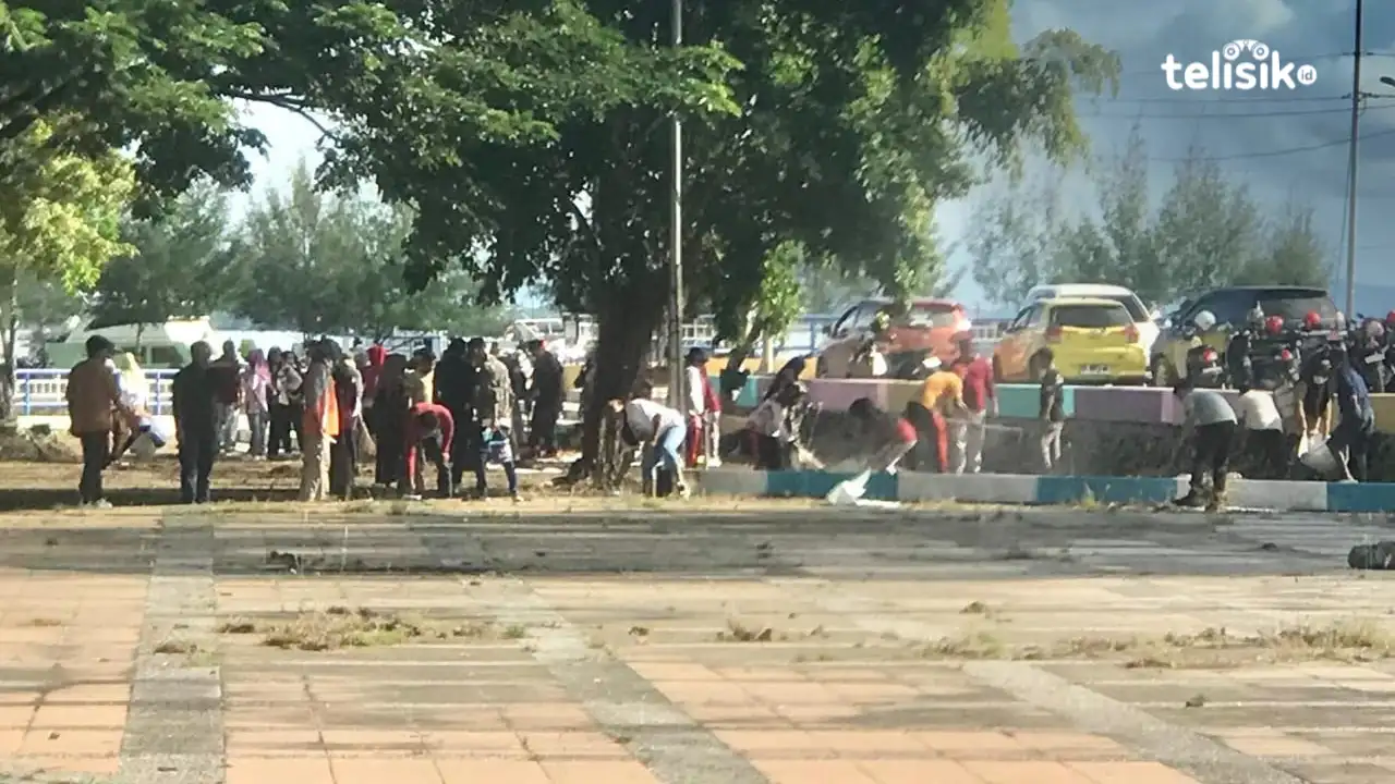 Situasi pembersihan di arena MTQ Bombana tampak aktif dan terkoordinasi. Foto: Titin/Telisik.