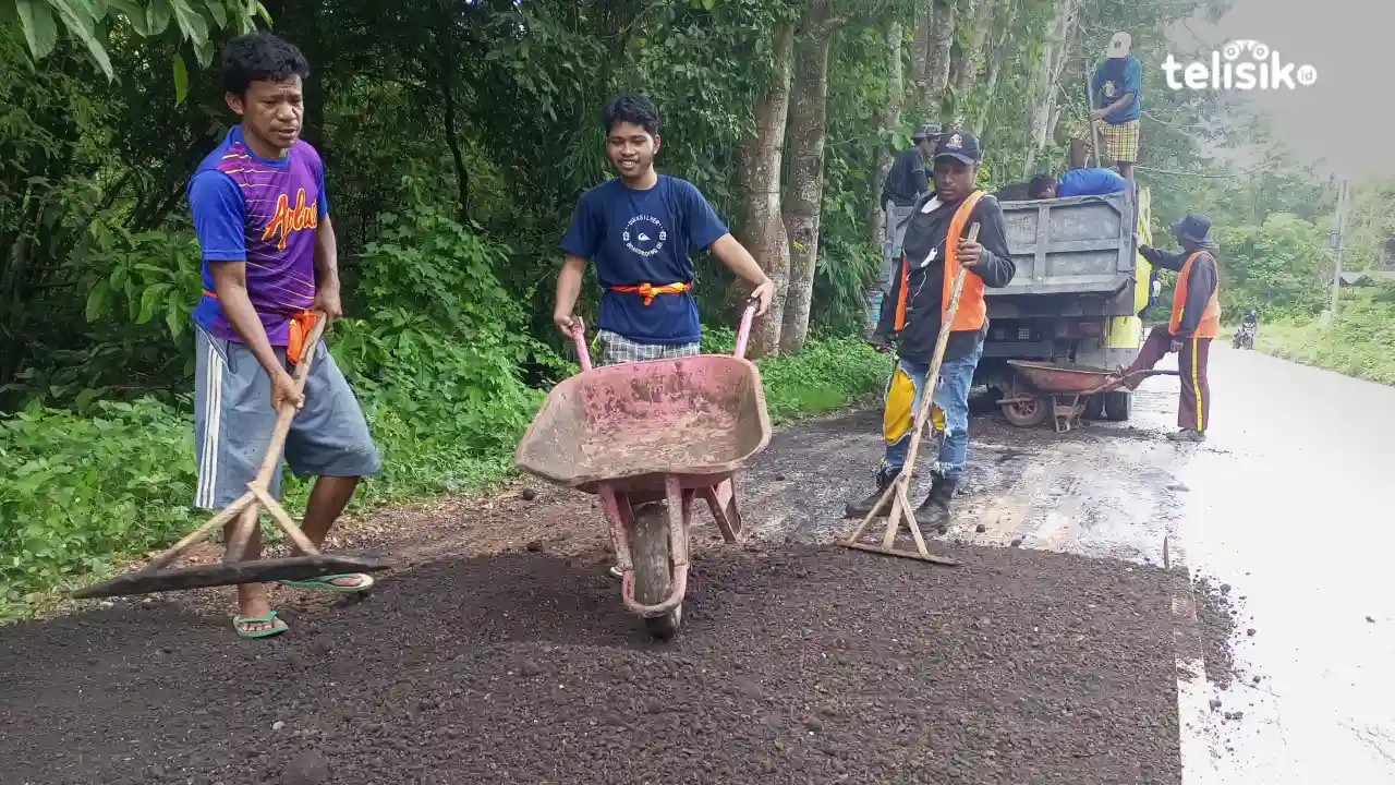 Proses patching aspal di ruas jalan poros Batuga, Buton Selatan. Foto: Ali Iskandar Majid/Telisik.