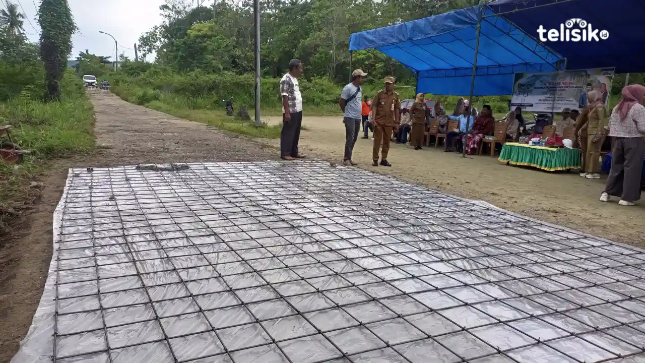 Kerangka besi mulai dipasangkan untuk pengerjaan jalan rabat beton di Pulau Makasar, Kota Baubau. Foto: Ali Iskandar Majid/Telisik