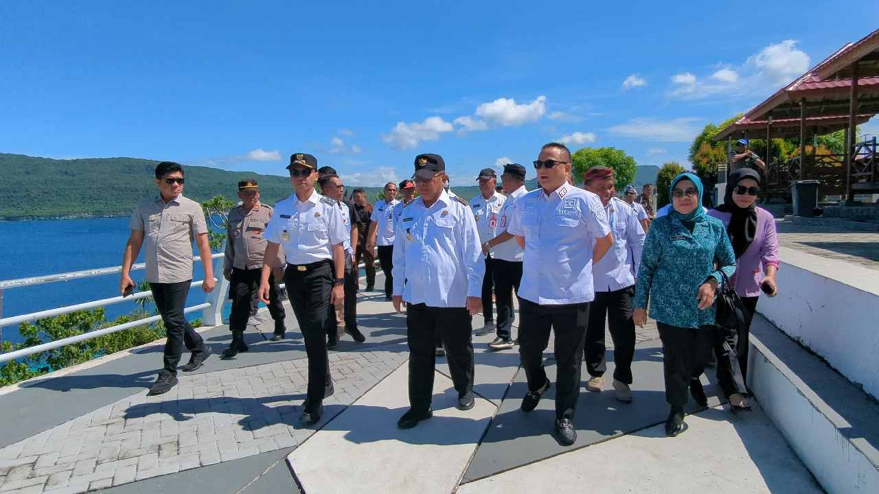 Bupati dan Wakil Bupati Buton Selatan, Muhammad Adios dan La Ode Muhammad Risawal, bersama Kakanwil Kemenkumham Sultra, Topan Sopuan, saat audensi di Waburi Park, Lapandewa, Buton Selatan, Rabu (14/5/2025). Foto: Ist.