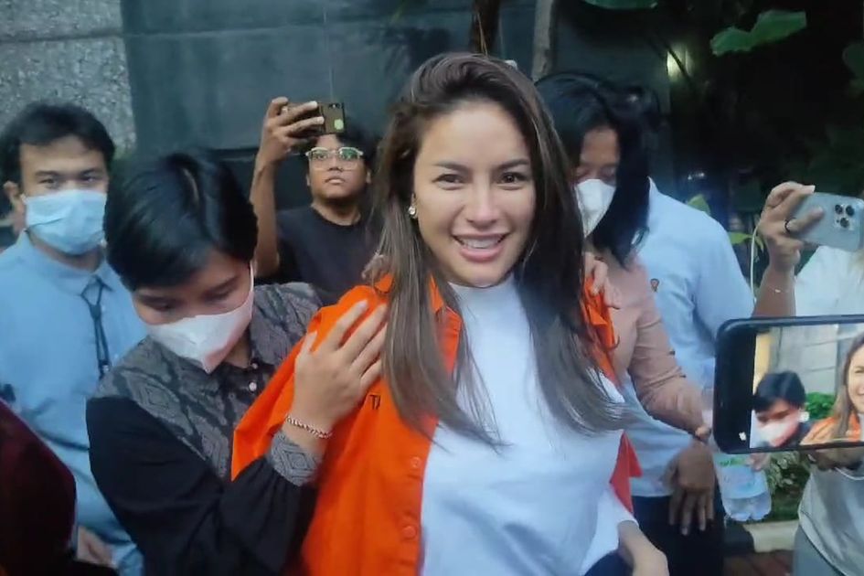Masa penahanan Nikita Mirzani dan asistennya diperpanjang 30 hari. Foto: Repro Grid.id