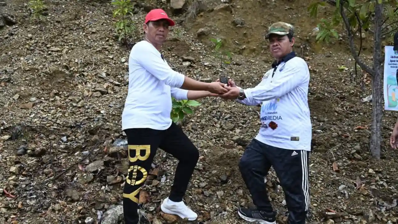 Wakil Bupati Kolaka Utara, Jumarding (kanan) bersama Plt Kadis DLH Kolaka Utara, Patehuddin tanam pohon pada momen peringatan hari keaneka ragaman hayati. Foto: Diskominfo Kolaka Utara.