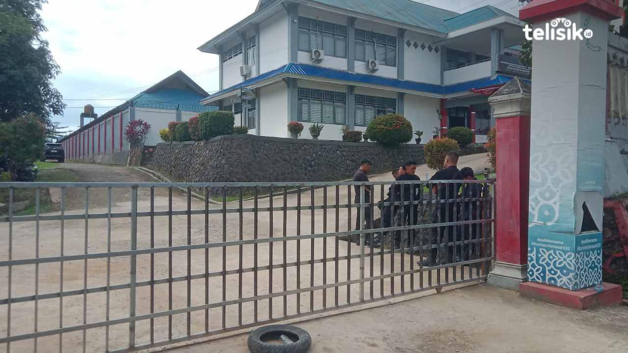 Pagar pintu gerbang Kantor Wilayah Direktorat Jenderal Pemasyarakatan Sultra tertutup rapat saat wartawan ingin masuk liputan. Foto:Hamlin/Telisik.