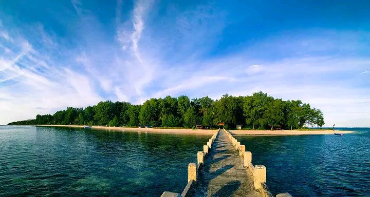 Pesona Pulau Hoga Wakatobi dengan pasir putih panjang dan air laut yang jernih. Foto: Jasman