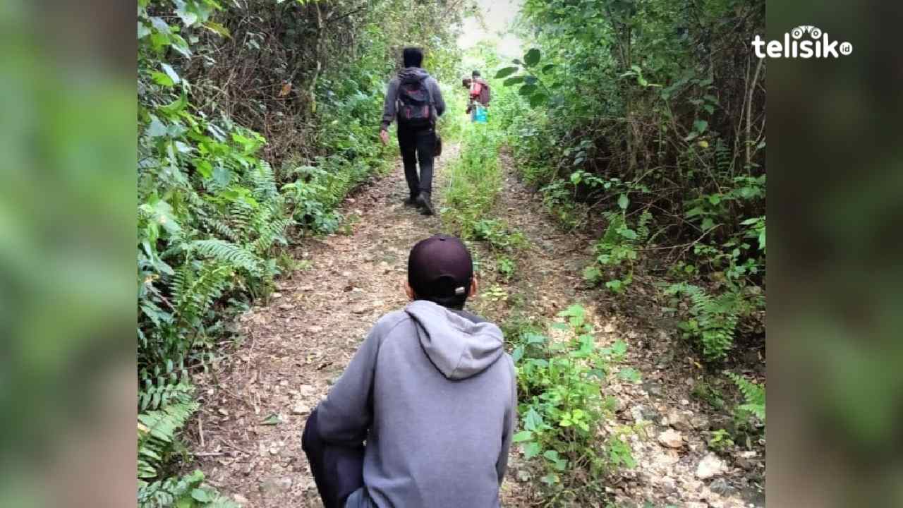 Ketgam: Pengukuran jalan usaha tani yang akan segera diaspal di Desa Warinta, Kabupaten Buton. Foto: Febriyani/Telisik.