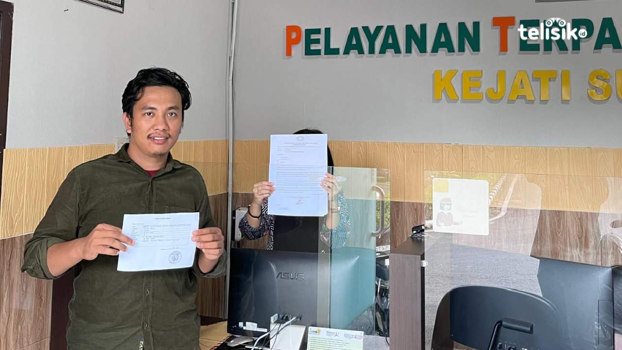 Indra Dapa Saranani saat melaporkan PT St Nickel Resources atas dugaan illegal mining dan penyerobotan lahan ulayat di Kecamatan Pondidaha dan Amonggedo ke Kejati Sultra, Jumat (2/5/2025). Foto: R. Anugrah/Telisik