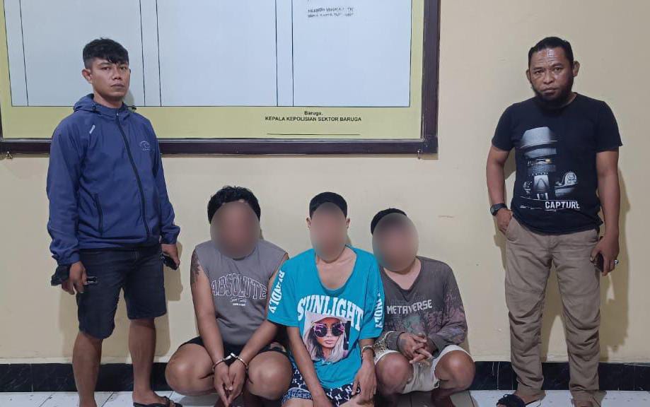 Ketiga tersangka saat diamankan pihak berwajib usai menjalankan aksinya. Foto: Ist.
