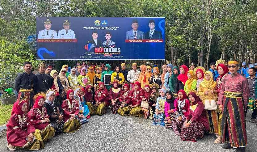 Kepala sekolah, guru-guru dan para siswa SMA Negeri 2 Kendari usai mengikuti upacara Hari Pendidikan Nasional 2025, Jumat (2/5/2025). Foto: Ist.