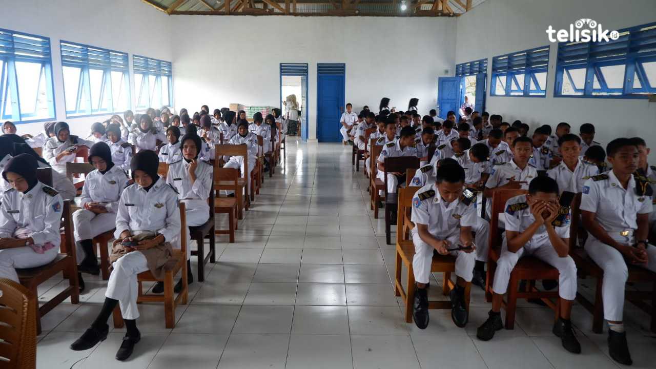 Taruna dan Taruni SMKN 4 Baubau saat mendengarkan hasil pengumuman kelulusan tahun 2025. Foto: Ali Iskandar Majid/Telisik