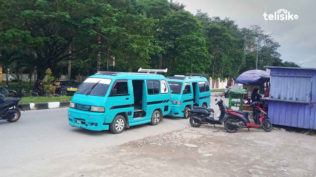 Angkot/pete-pete sedang menunggu penumpang di depan gerbang utama kampus UHO Kendari, Sabtu (3/5/2025). Foto: Hamlin/Telisik