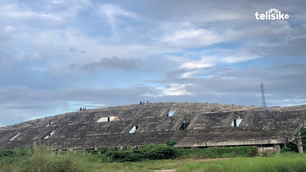 Stadion Lakidende Kota Kendari, tempat anak muda menikmati senja di sore hari.  Foto: Astrid Askar/Telisik