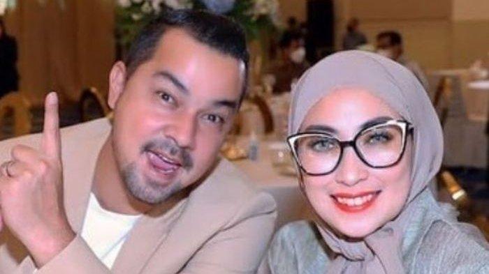 Sultan Djorghi (kiri) memilih menjadi mualaf usai mendengar suara azan. Foto: Repro Instagram @hapsarianissa29