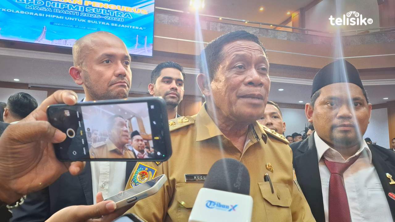 Wakil Gubernur Sulawesi Tenggara, Hugua, saat diwawancarai awak media usai pelantikan pengurus Himpunan Pengusaha Muda Indonesia (HIPMI) Sultra di Kantor Gubernur, Senin (5/5/2025). Foto: Erni Yanti/Telisik