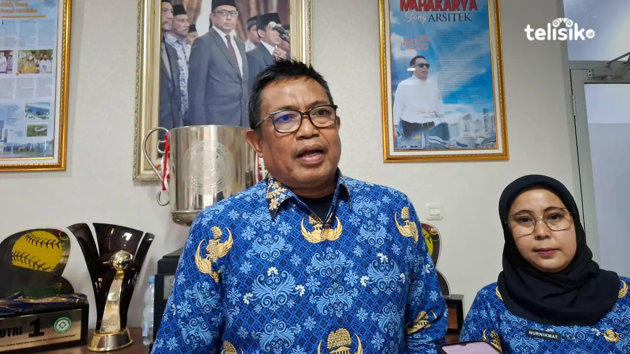Kepala Dinas SDA dan Bina Marga Sultra, Pahri Yamsul (kiri). Foto: Erni Yanti/Telisik.