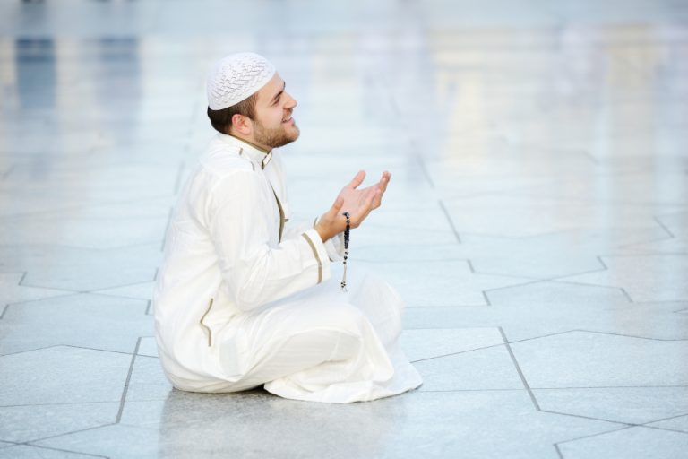 Bulan Dzulqa'dah merupakan awal dari empat bulan yang dimuliakan dalam Islam, yang dikenal sebagai al-Asyhur al-Hurum. Foto: Repro BincangSyariah.