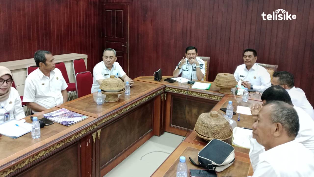 Wabup Muna, La Ode Asrafil Ndoasa bersama Sekda, Eddy Uga membahas aset Pemrpov Sultra yang dikuasai masyarakat. Foto: Sunaryo/Telisik.