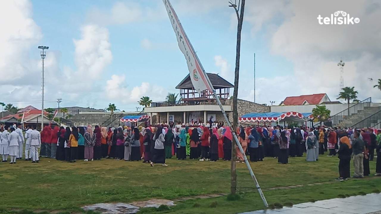 Upacara peringati Hari Pendidikan Nasional (Hardiknas) di Lapangan Alun-Alun Merdeka Wakatobi, Jumat (2/5/2025). Foto: Wa Ode Hesti/Telisik