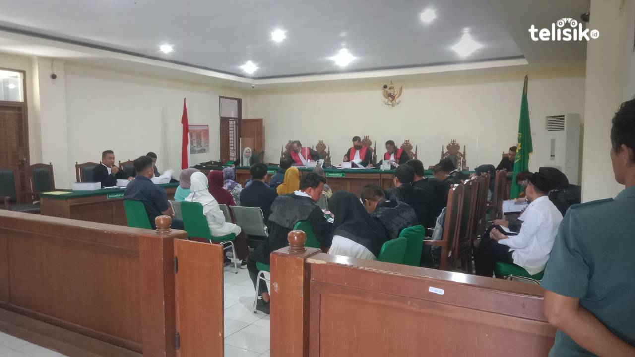 Para saksi, sejumlah 11 orang dihadirkan dimuka persidangan kasus dugaan korupsi yang melibatkan mantan Sekda Kendari, Nahwa Umar. Foto: Hamlin/Telisik.