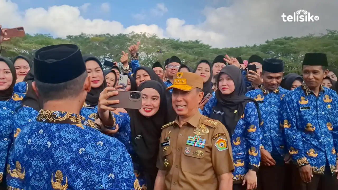 Momen Gubernur Sultra, Andi Sumangerukka saat menyalami dan mengucapkan selamat kepada para PPPK dan PNS yang baru saja terangkat. Foto: Erni Yanti/Telisik.