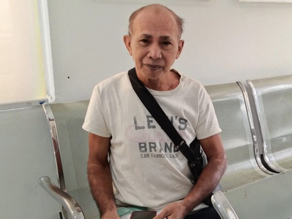 Hidayat, warga Desa Ranooha pensiunan ASN yang mengidap diabetes melitus sangat terbantu dengan JKN. Foto: Ist.