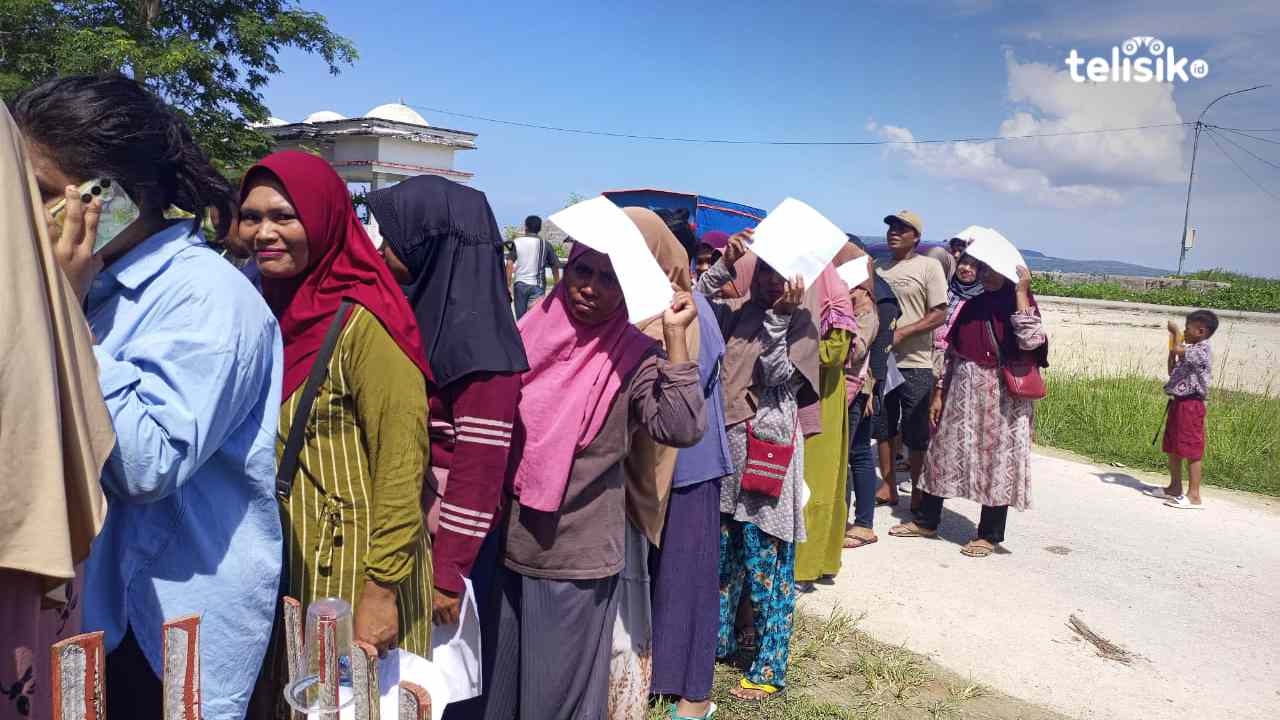 Antrian panjang masyarakat Kecamatan Batauga di pasar murah Buton Selatan. Foto: Ali Iskandar Majid/telisik