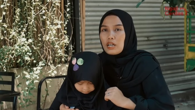 Kisah mualaf Dea yang rela dibenci keluarga sampai terpisah dengan ayahnya. Foto: Repro YouTube Ngaji Cerdas.