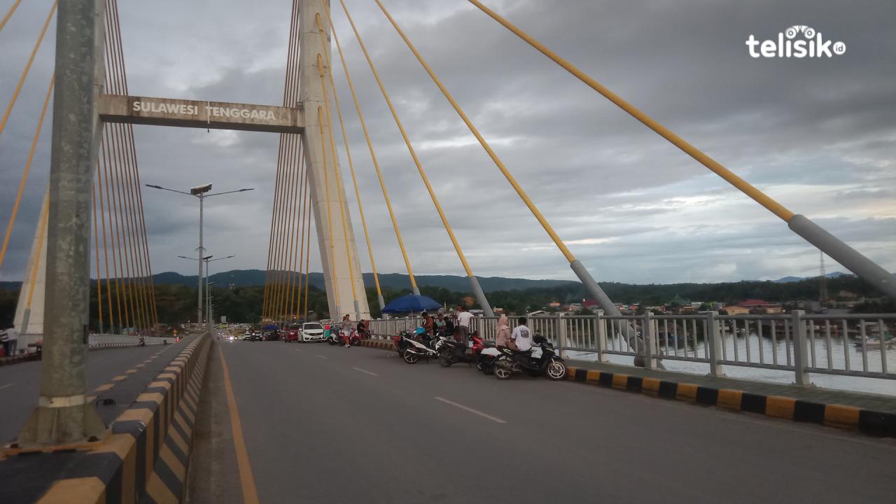 Nampak kendaraan para pengunjung terparkir di tepi jalan jembatan Teluk Kendari, Minggu (1/6/2025) sore. Foto: Hamlin/Telisik