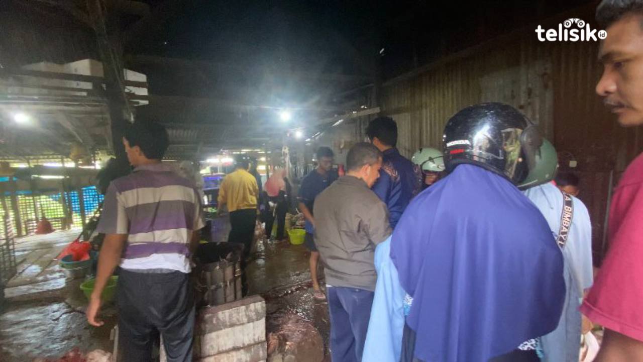 Warga Baubau ramai mengantre di penjual ayam potong pendakian Rau, Wameo. Foto: Elfinasari/telisik