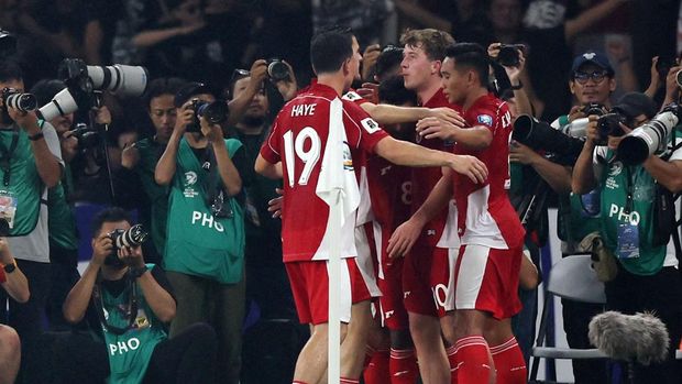 Ole Romeny dan pemain Timnas Indonesia merayakan gol. Foto: Repro Reuters