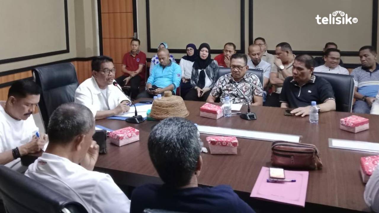 Wabup Muna, La Ode Asrafil Ndoasa bersama Sekda, Eddy Uga memimpin rapat persiapan HUT ke-66 Kabupaten Muna. Foto: Sunaryo/Telisik.