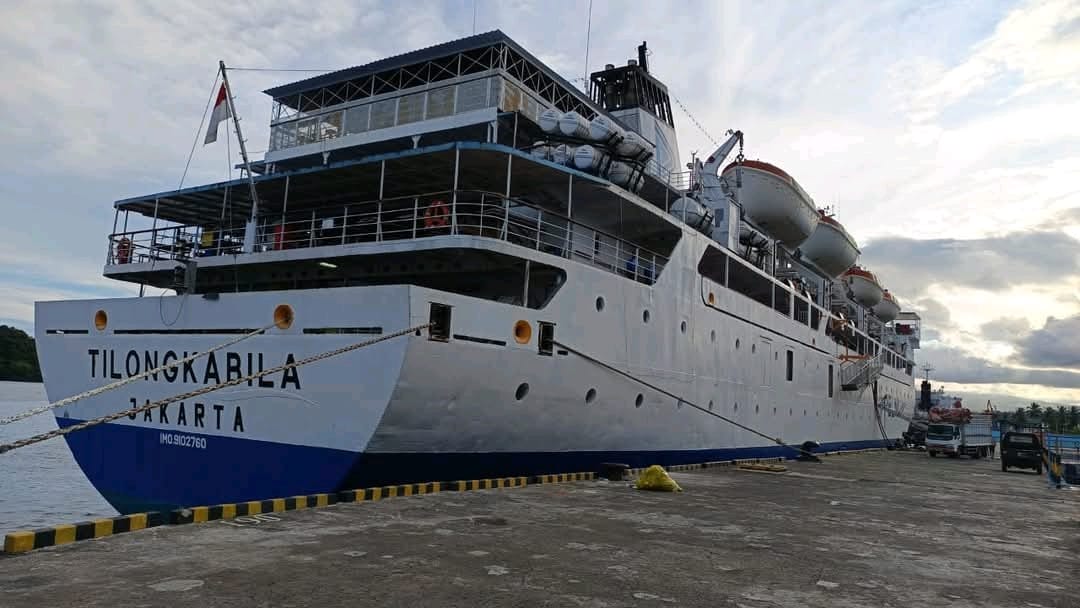 Kapal milik PT Pelni, KM Tilongkabila, yang melayani rute Sulawesi Tenggara hingga Bali. Foto: Facebook Ahmad Zubaidi.