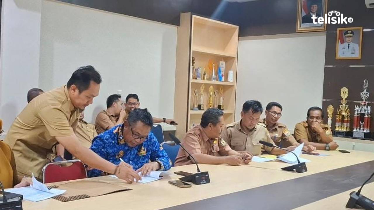 Proses penandatanganan kontrak pengerjaan jalan Buton Utara, Kolaka Timur dan batas Konawe Selatan. Foto: Erni Yanti/Telisik.