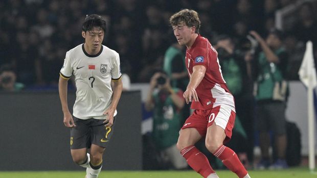 Ole Romeny berhadapan dengan pemain China di Kualifikasi Piala Dunia 2026. Foto: Repro Antara.