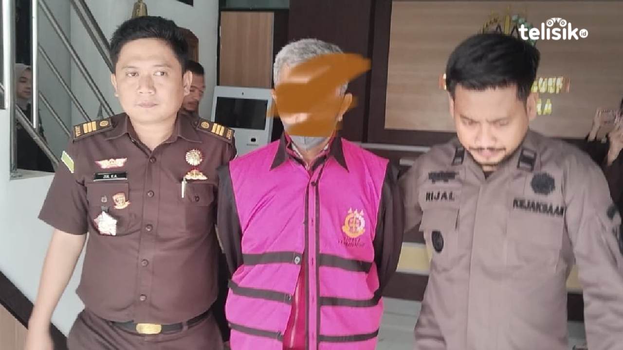 Tersangka M digiring menuju mobil tahanan untuk dijebloskan ke Rutan Kelas 2B Kolaka, Kamis (12/6/2025). Foto: Muh. Risal H/Telisik