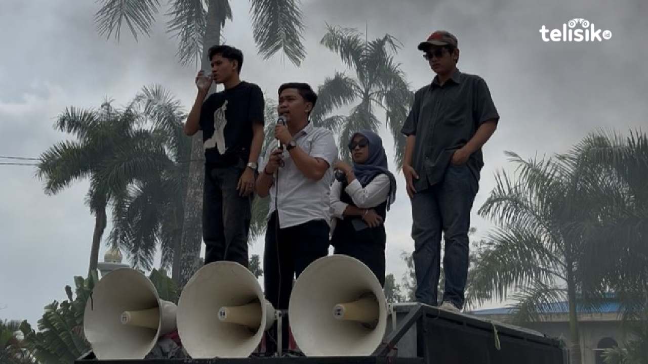 Demonstran dari PJ Sultra saat berorasi di depan kantor Kejati Sultra, Rabu (18/6/2025). Foto: Hamlin/Telisik