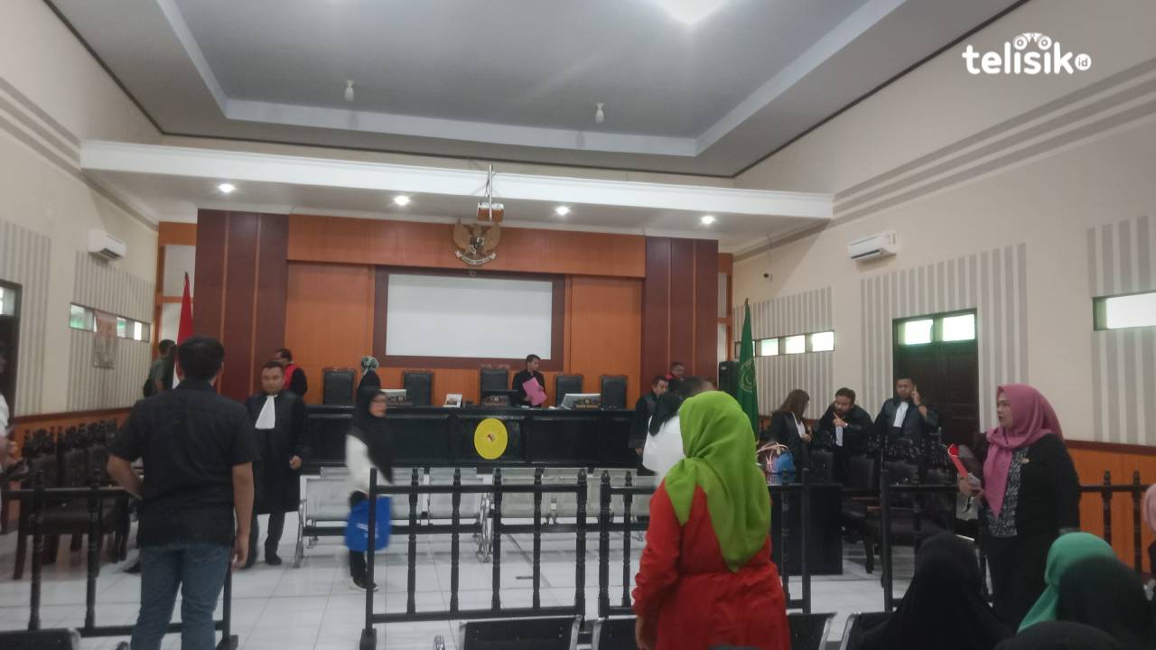 Suasana ruang sidang setelah Ketua PN Kendari selaku penganti Ketua Majelis Hakim mengagendakan ulang sidang pemeriksaan saksi perkara dugaan korupsi mantan Sekda Kota Kendari, Nahwa Umar pada Selasa (24/6/2025) pekan depan. Foto: Hamlin/Telisik.