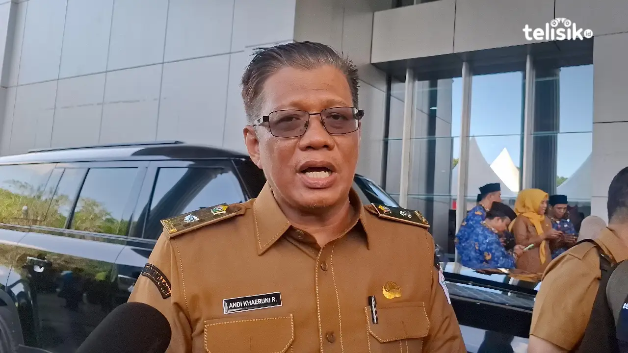 Kepala BKD Sulawesi Tenggara, Andi Khaeruni saat diwawancarai terkait CPNS yang mengundurkan diri. Foto: Erni Yanti/Telisik.
