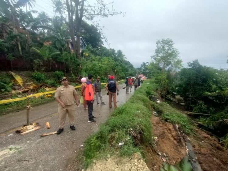 Longsor yang menjebol turap di sisi jalan di Kelurahan, Wakoko, Kecamatan Pasarwajo, Kabupaten Buton. Foto: Ist.