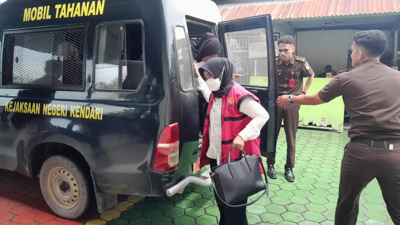 Mantan Sekda Kendari Nahwa Umar, saat turun dari mobil tahanan Kejari Kendari untuk mengikuti agenda sidang di PN Kendari. Foto: Ist.