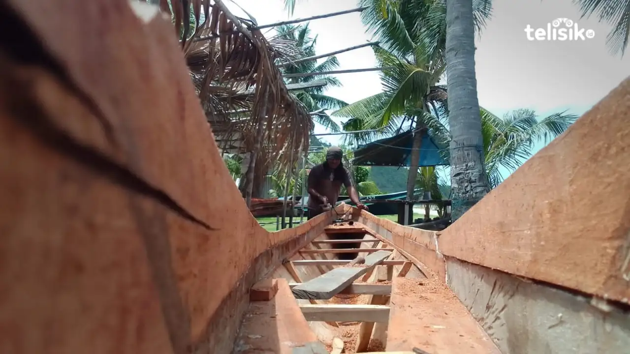 Potret nelayan di Desa Pitulua, Kecamatan Lasusua yang sedang membuat kapal ketinting. Foto: Muh. Risal H/Telisik.