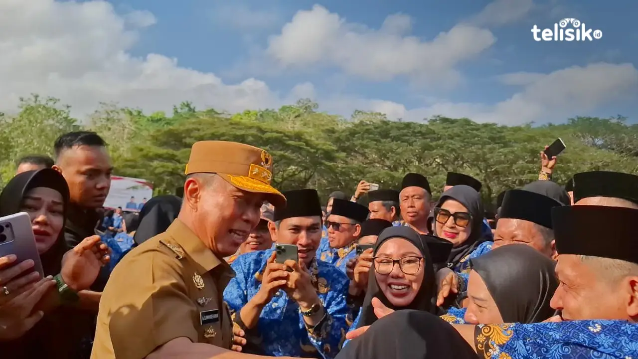 Gubernur Sultra, Andi Sumangerukka, menyambut hangat para pegawai baru pemprov. Foto: Erni/Telisik.