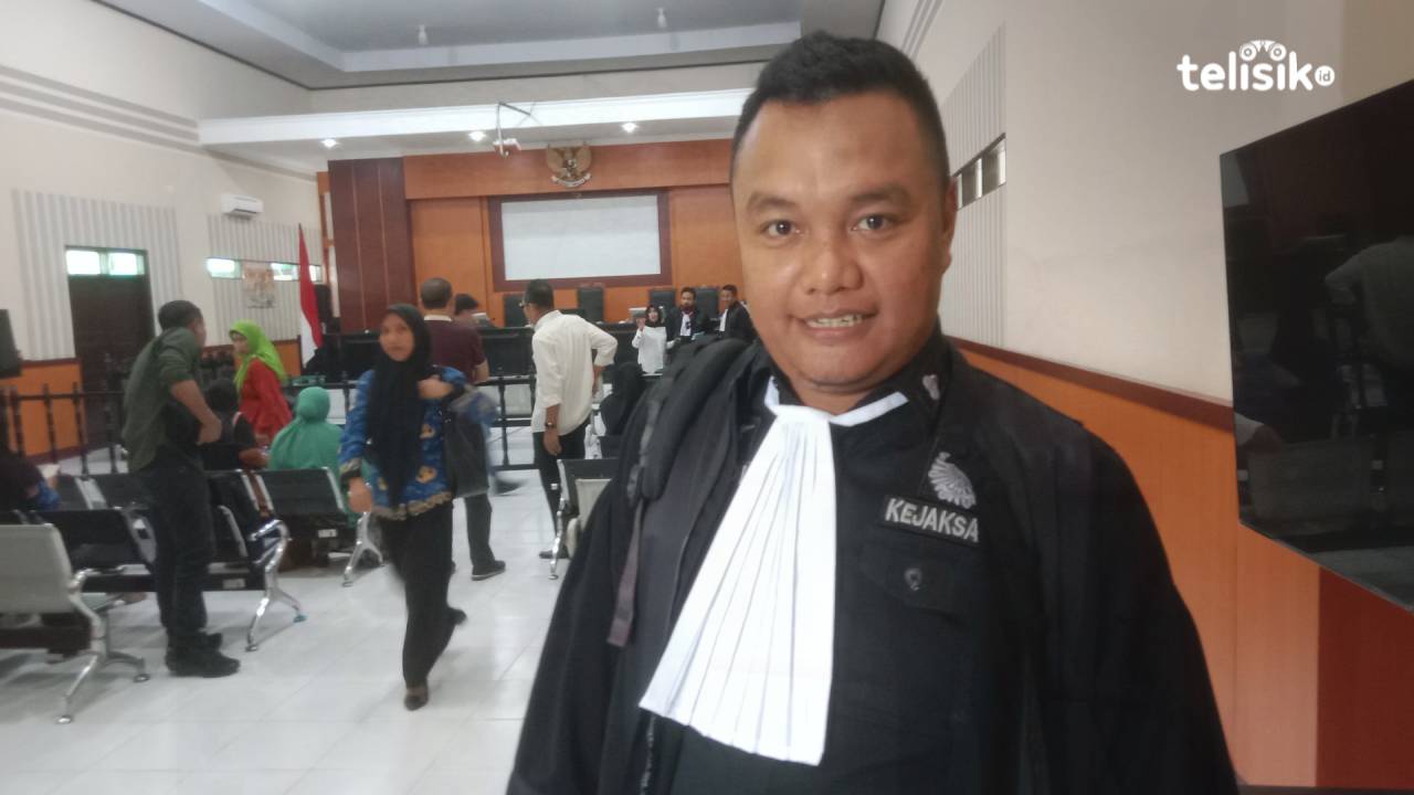 Jaksa Penuntut Umum Kejari Kendari, Asnadi memberikan keterangan kepada awak media, setelah mengikuti sidang. Selasa (17/6/2025). Foto: Hamlin/Telisik.