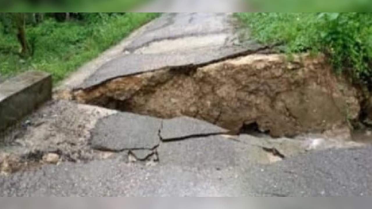 Tanah ambles yang memutus jalan utama yang menghubungkan Desa Bonelalo dan Talaga Baru di Kabupaten Buton, Jumat (13/6/2025). Foto: Ist.